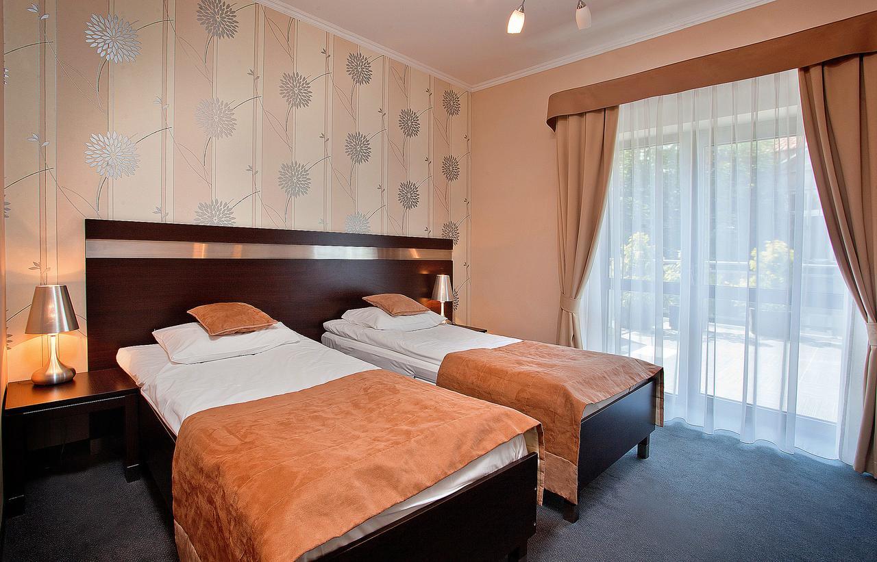 Hotel Restauracja Teczowa Любань Екстер'єр фото