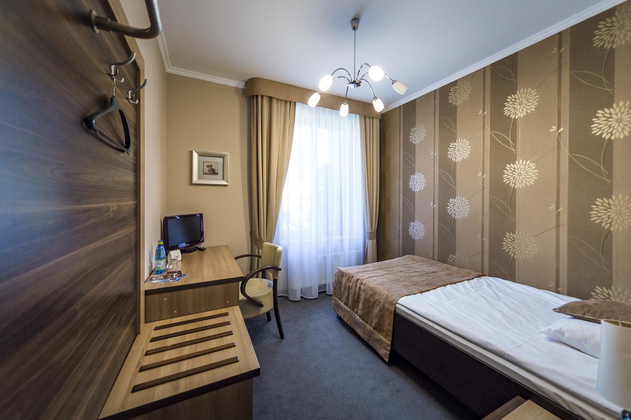 Hotel Restauracja Teczowa Любань Екстер'єр фото
