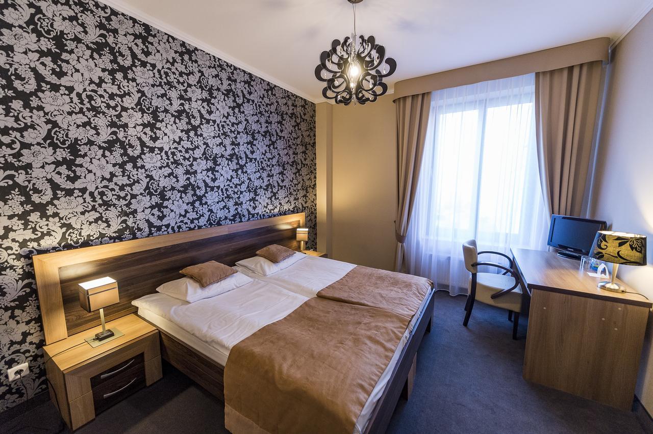 Hotel Restauracja Teczowa Любань Екстер'єр фото