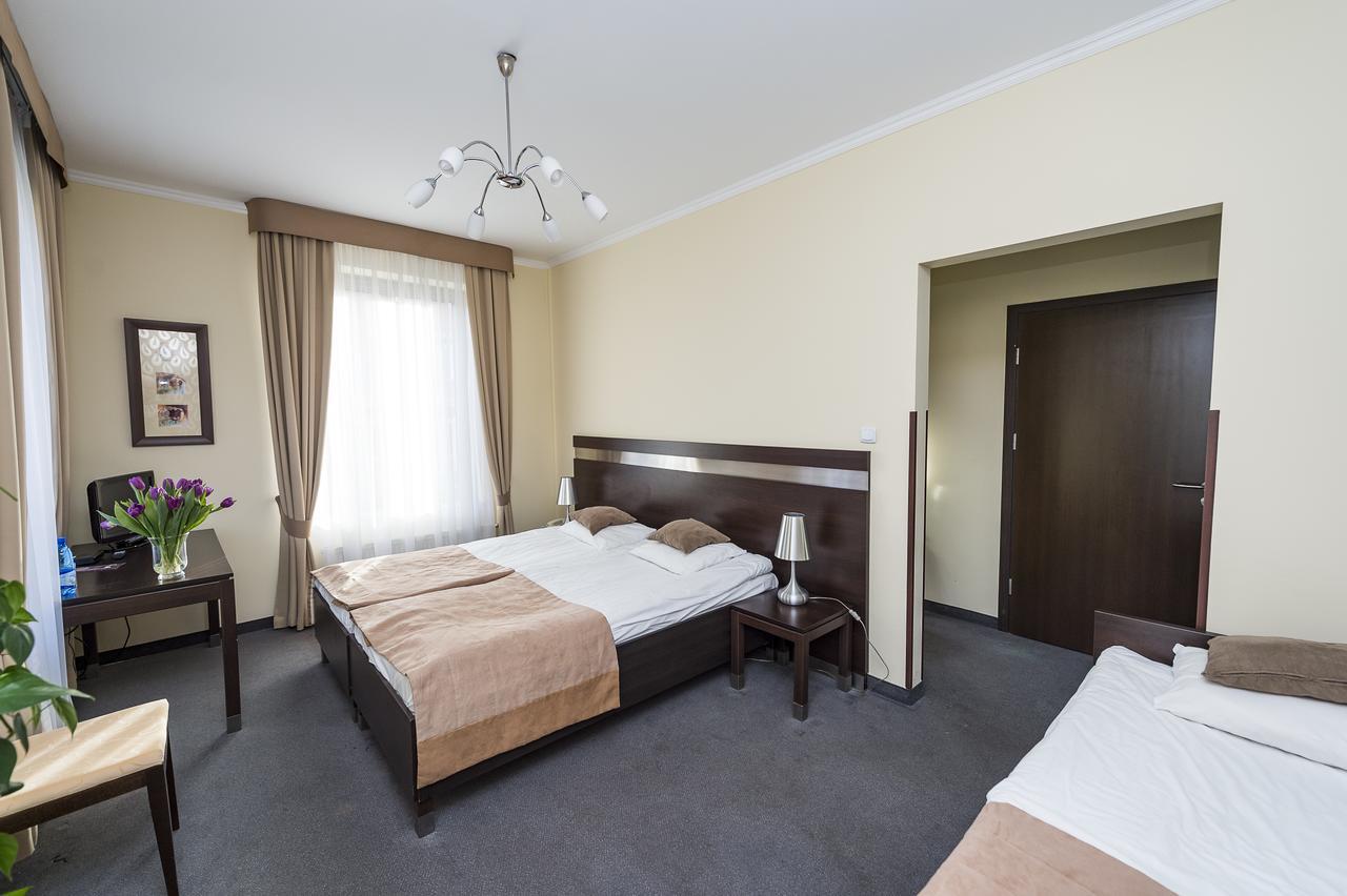 Hotel Restauracja Teczowa Любань Екстер'єр фото