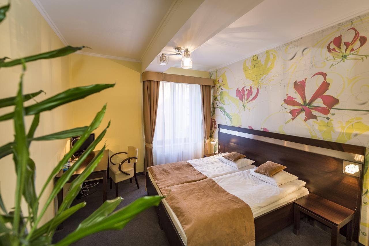 Hotel Restauracja Teczowa Любань Екстер'єр фото