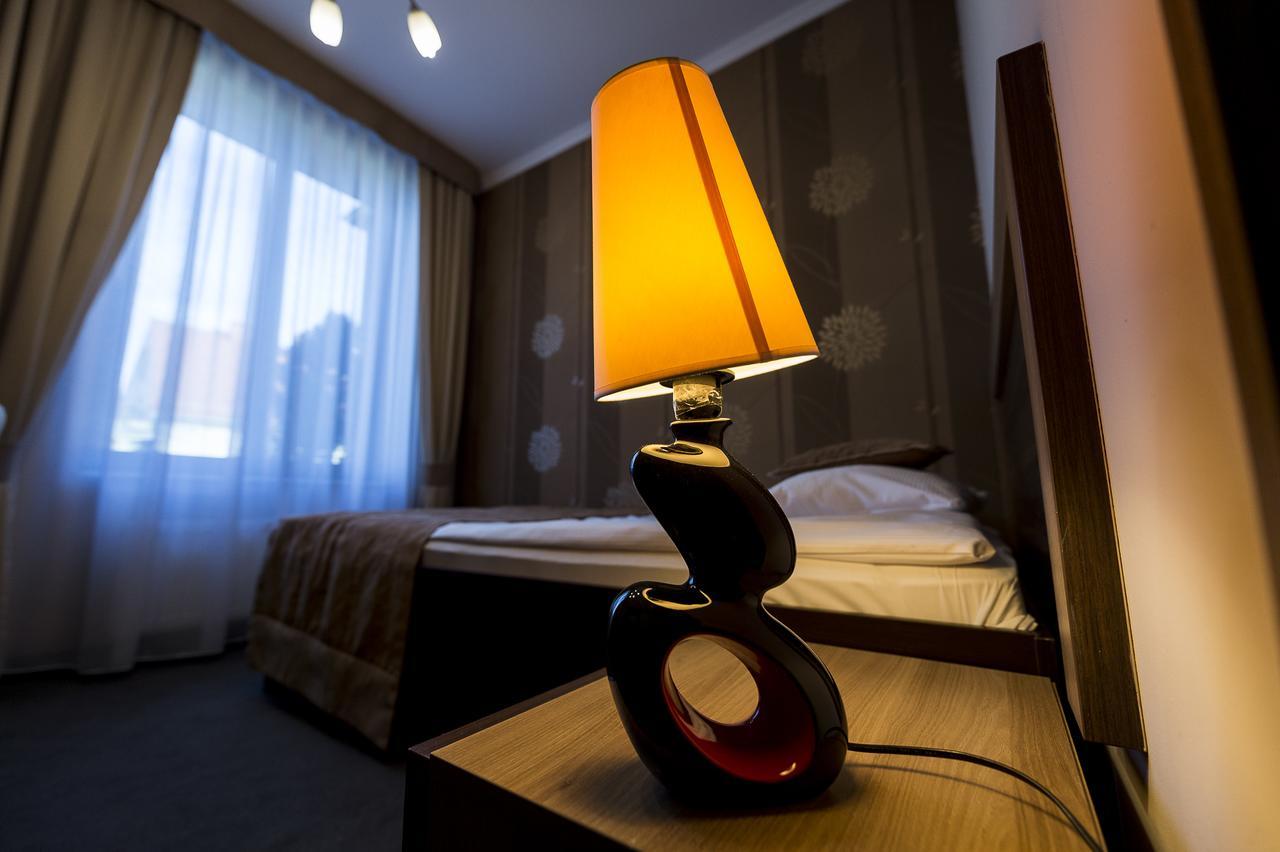 Hotel Restauracja Teczowa Любань Екстер'єр фото
