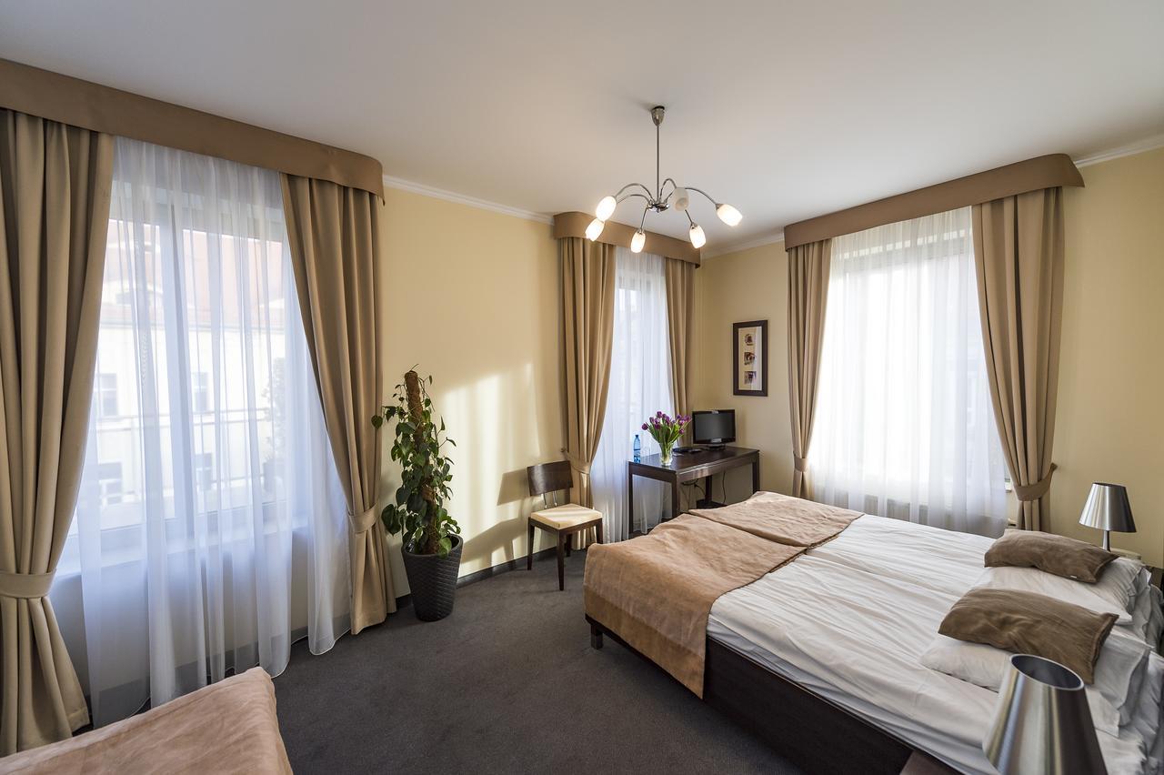 Hotel Restauracja Teczowa Любань Екстер'єр фото