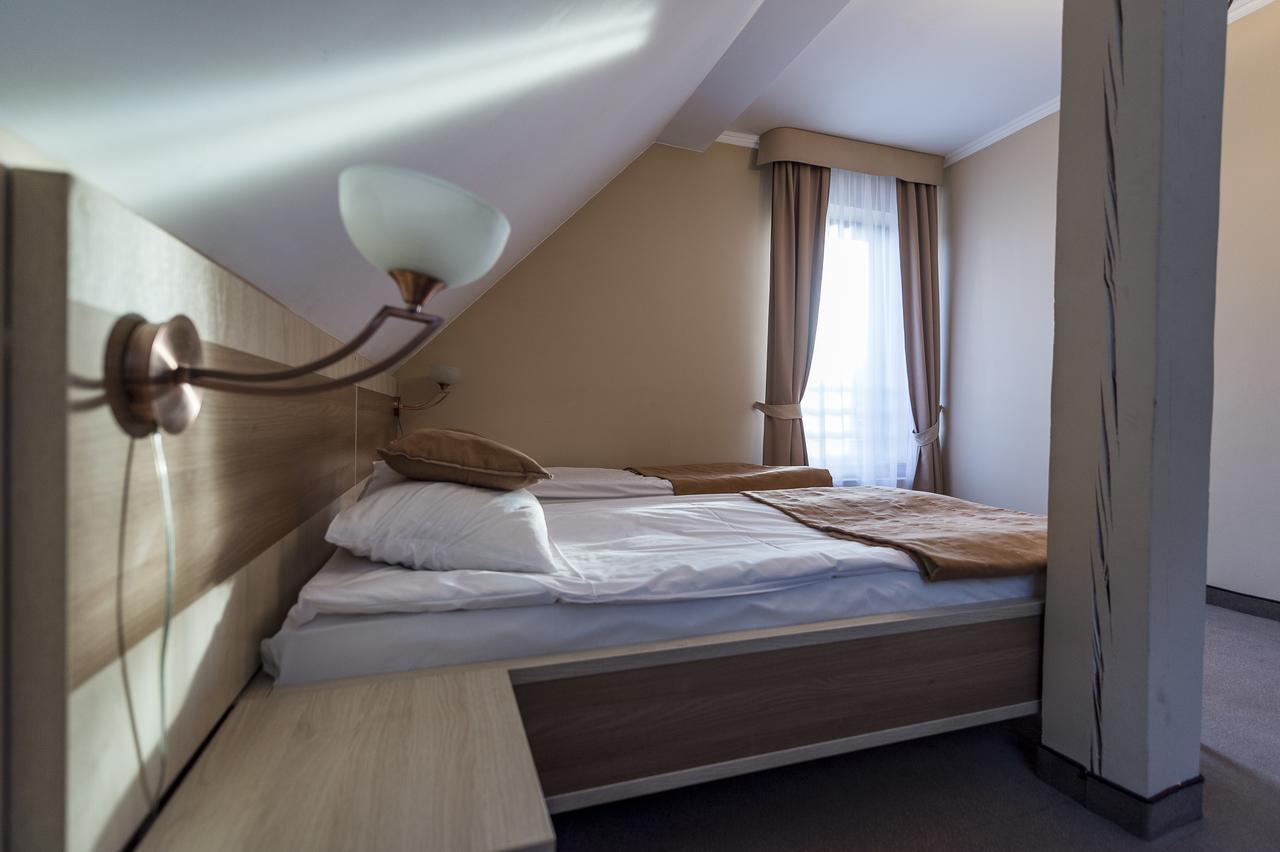 Hotel Restauracja Teczowa Любань Екстер'єр фото