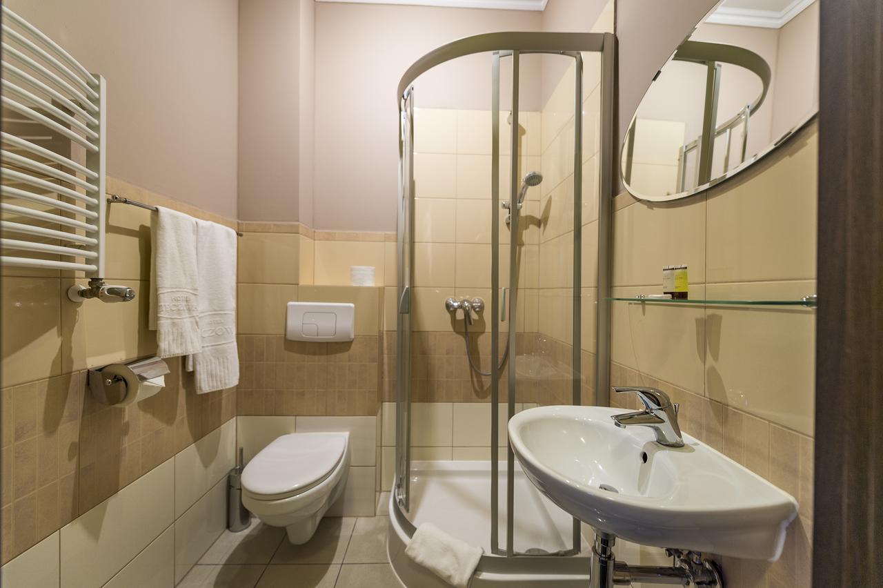 Hotel Restauracja Teczowa Любань Екстер'єр фото
