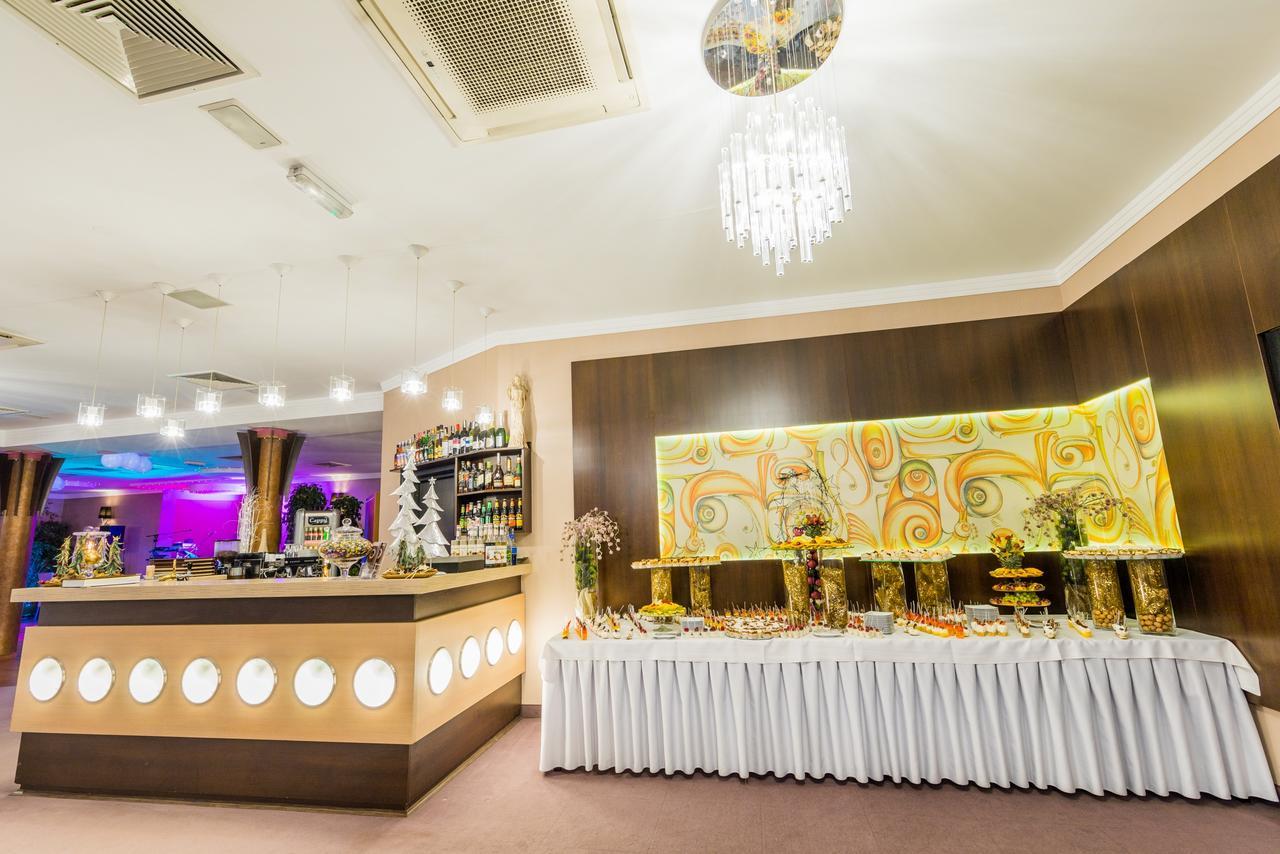 Hotel Restauracja Teczowa Любань Екстер'єр фото