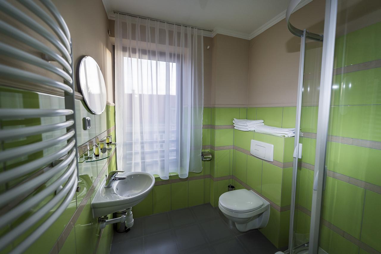 Hotel Restauracja Teczowa Любань Екстер'єр фото