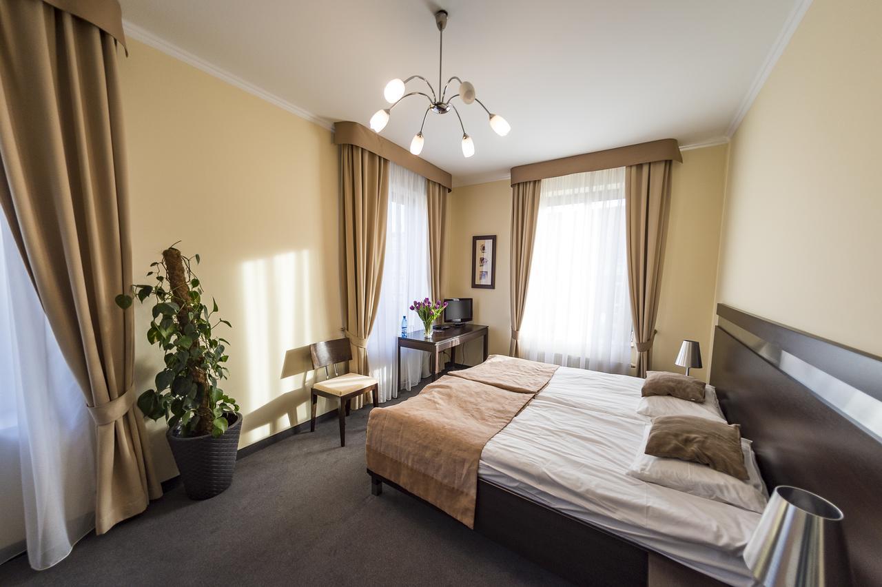 Hotel Restauracja Teczowa Любань Екстер'єр фото